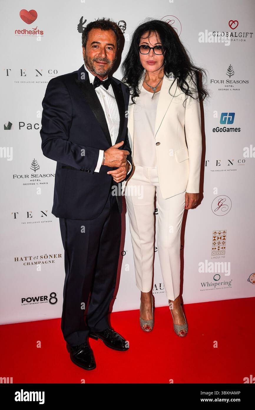 30 ottobre 2021, Parigi, Francia, Francia: Bernard Montiel e Yamina Benguigui partecipano al Global Gift Gala al Four Seasons Hotel George V il 30 ottobre 2021 a Parigi, Francia. (Immagine di credito: © Matthieu Mirville/ZUMA Press Wire) Foto Stock