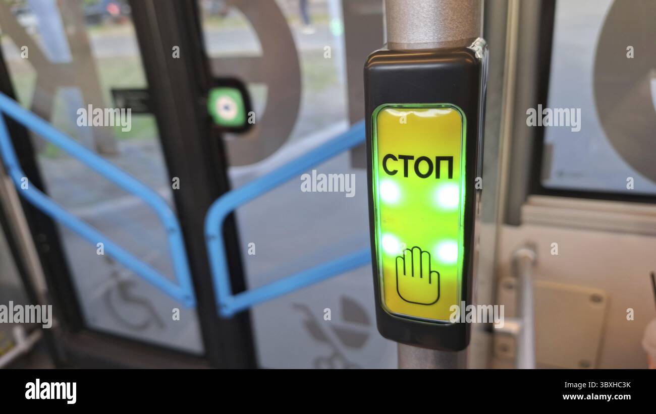 Mosca, Russia - 26 aprile 2025. Pulsante della fermata dell'autobus nei trasporti pubblici urbani russi Foto Stock