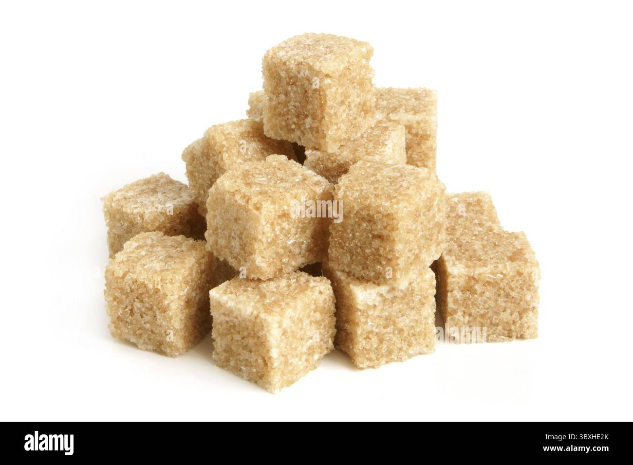 Zucchero di canna i cubi su sfondo bianco Foto Stock