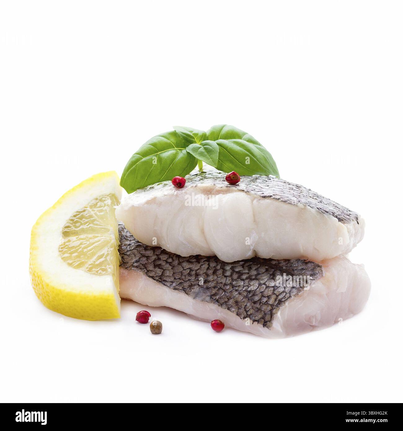 Filetto di nasello con la pelle e limone, sfondo isolato Foto Stock