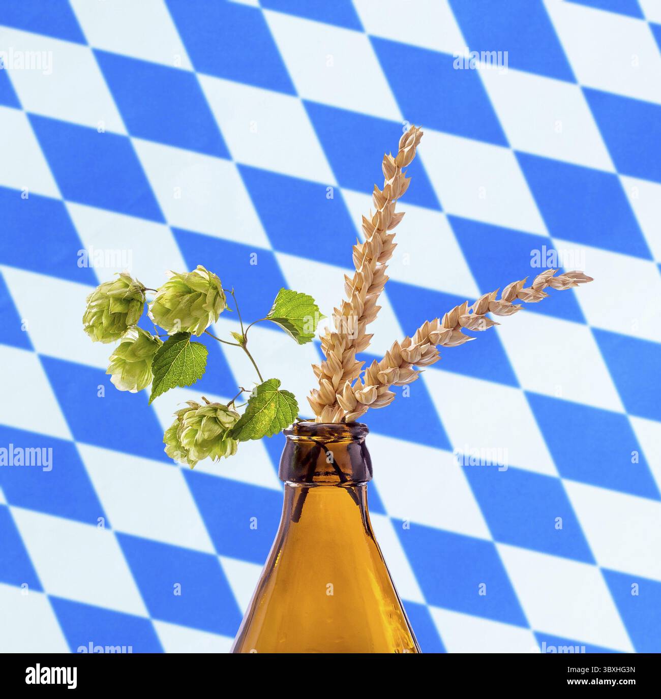 Bottiglia di birra con hop ramo di grano, su bianco blu bandiera bavarese Foto Stock