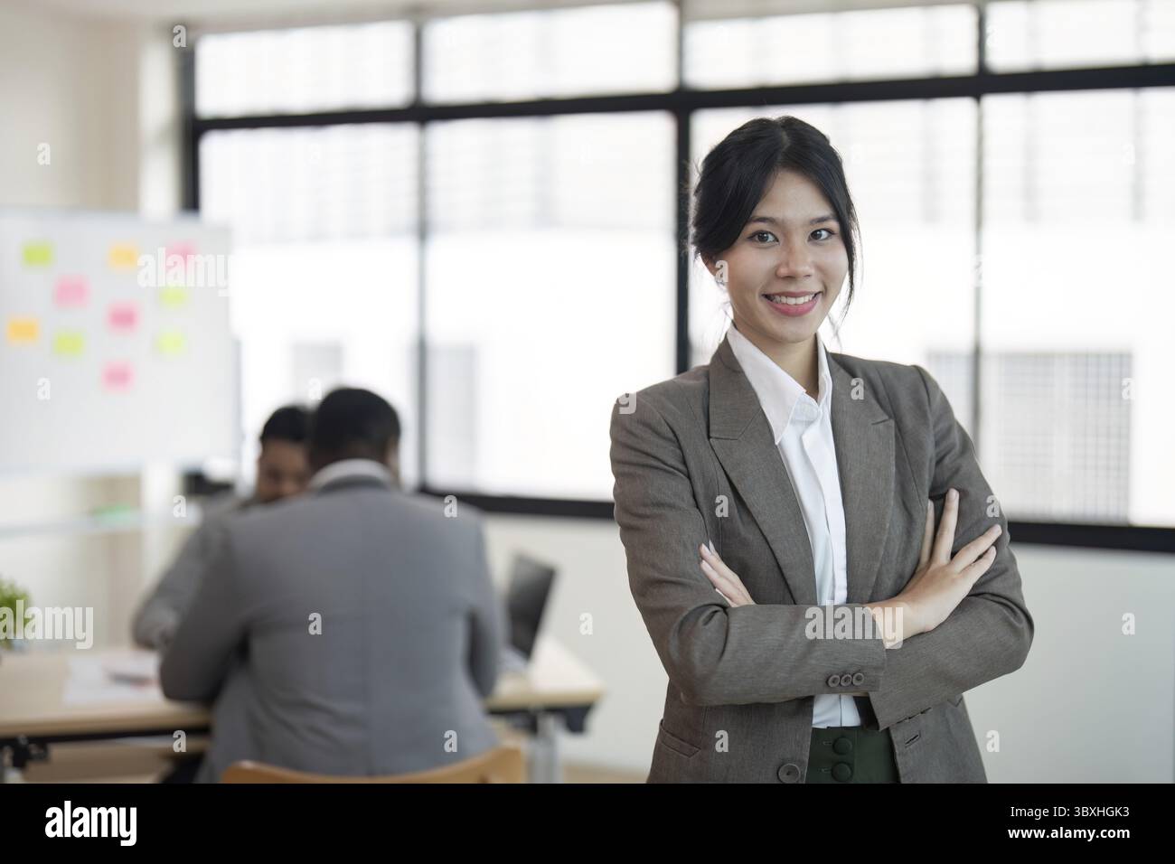 Giovane donna d'affari di successo in ufficio. Concetto di carriera di raggiungimento Foto Stock