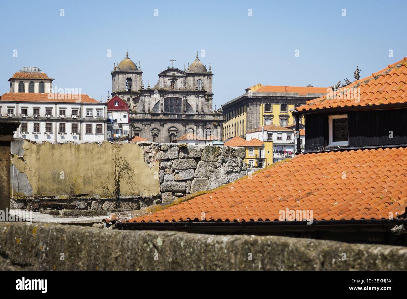 Vista della città e della chiesa di Porto, Portogallo Foto Stock