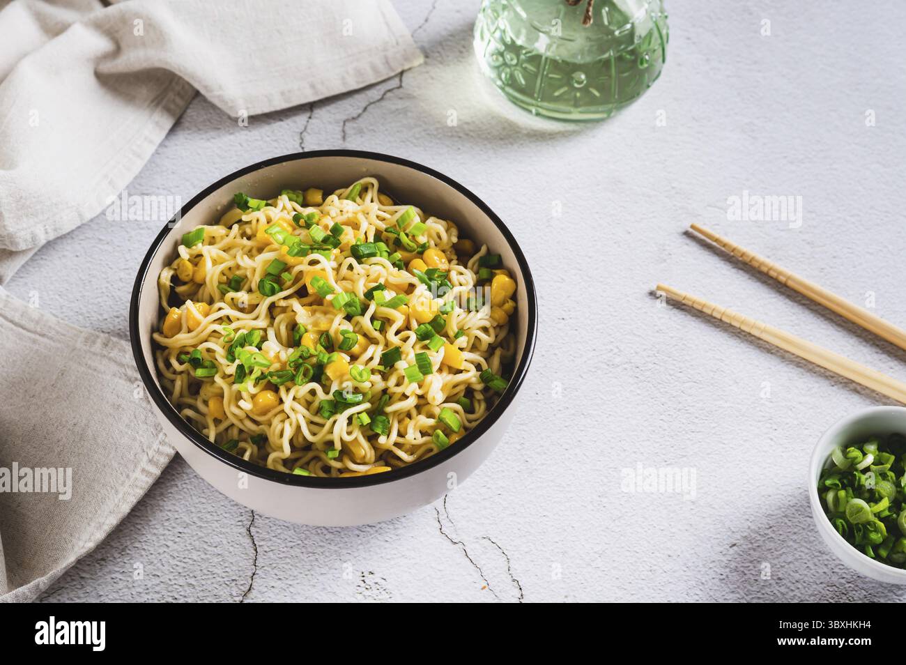 Cibo, Una ciotola di spaghetti istantanei e verdure sul tavolo Foto Stock