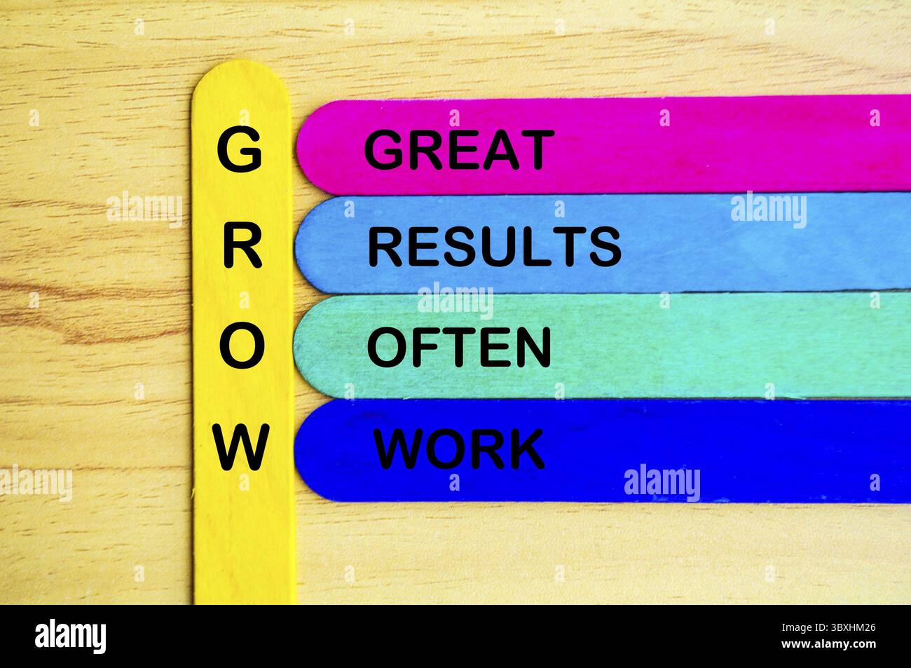 La crescita rappresenta ottimi risultati spesso lavora testo su bastoncini multicolore. Concetto di crescita Foto Stock