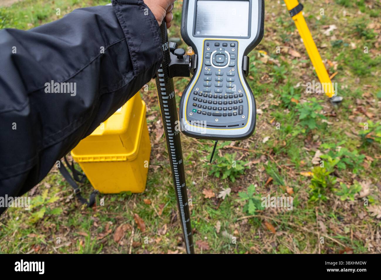 Un ingegnere che utilizza un dispositivo GPS topografico Foto Stock