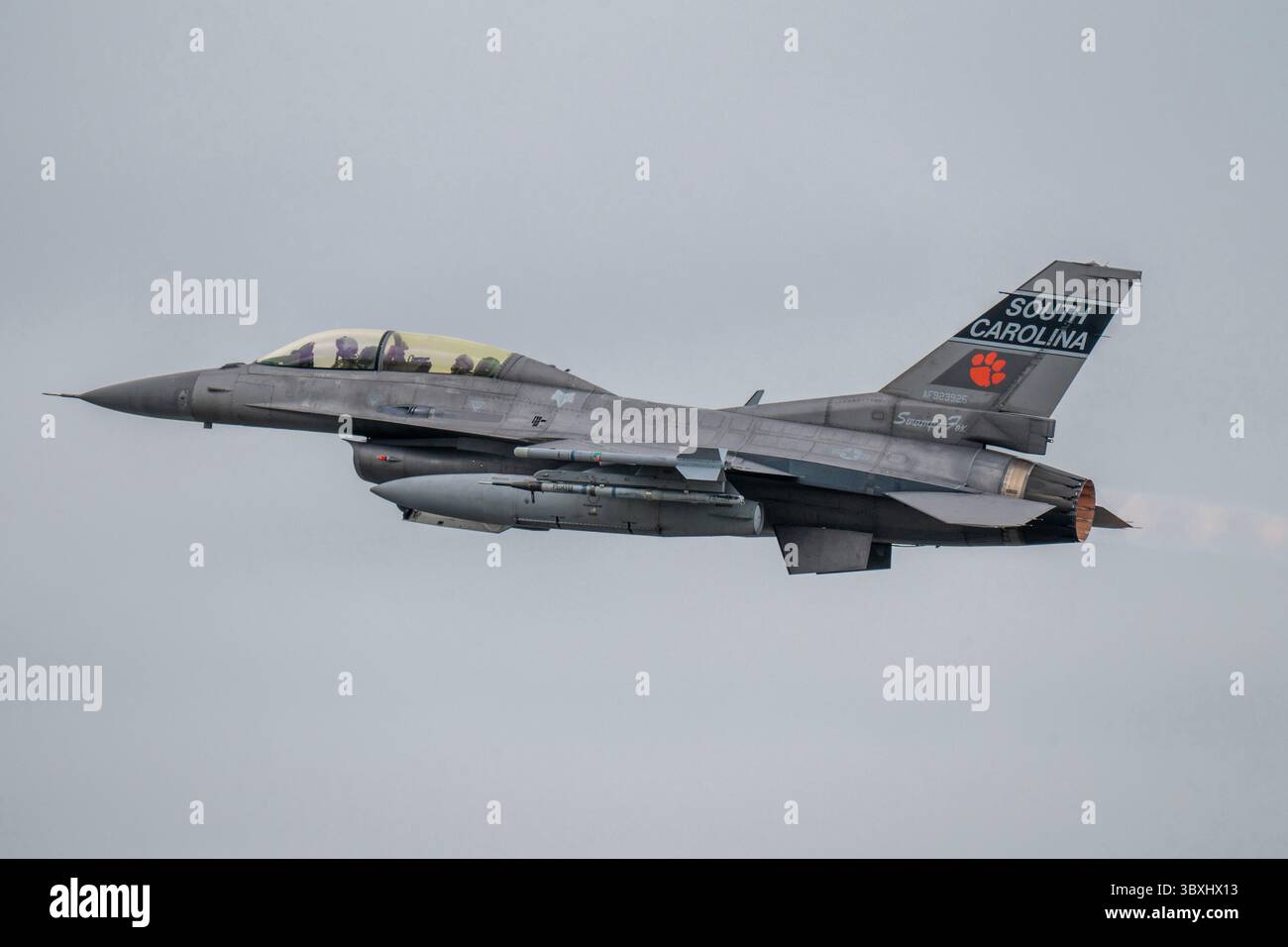 Brigantino dell'esercito degli Stati Uniti Il generale David Jenkins, l'assistente aiutante generale dell'esercito, riceve un volo di familiarizzazione in una South Carolina Air National Guard Foto Stock