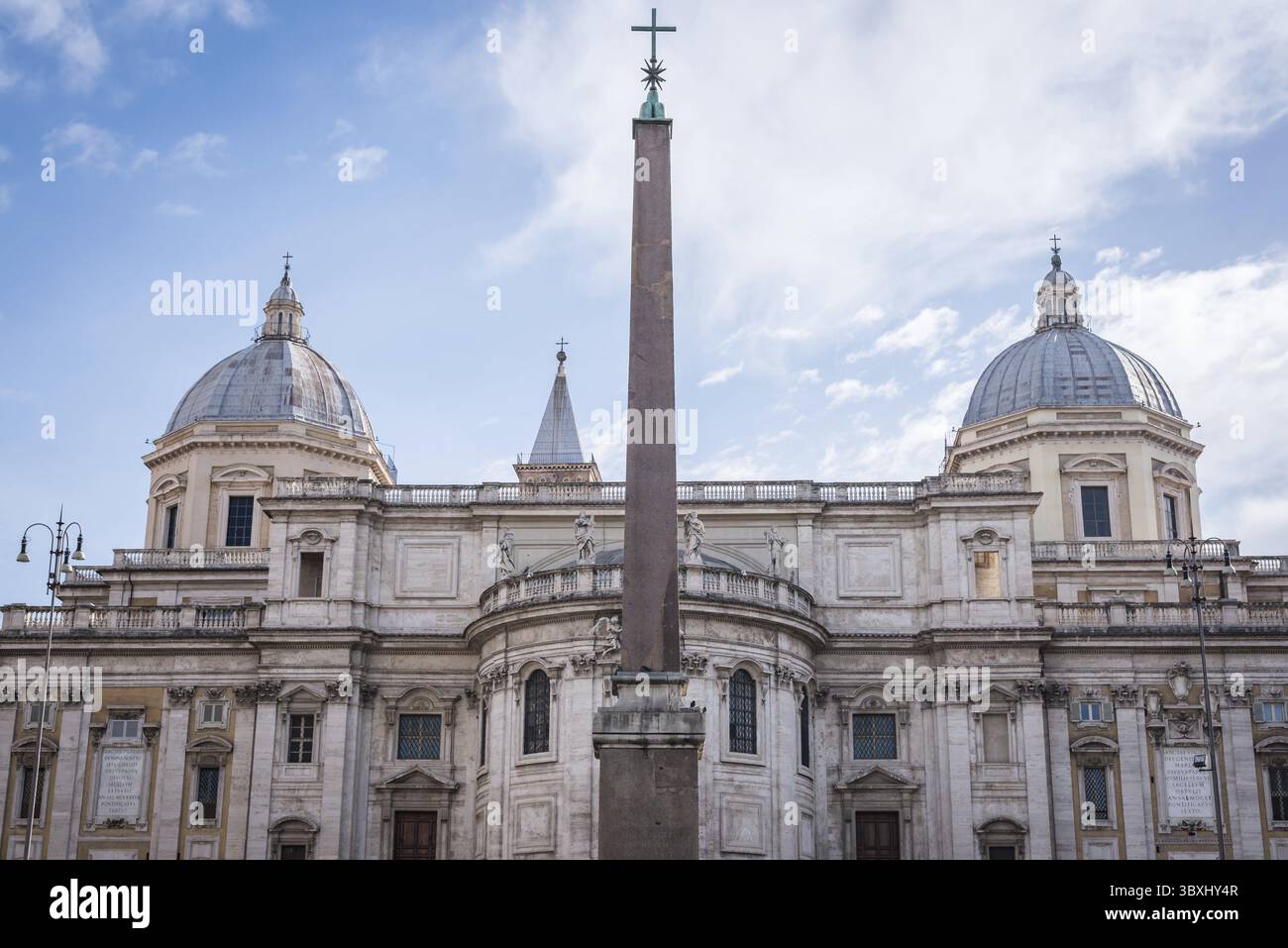La splendida facciata della Basilica di Santa Maria Maggiore a Roma in Italia da una giornata di sole Foto Stock
