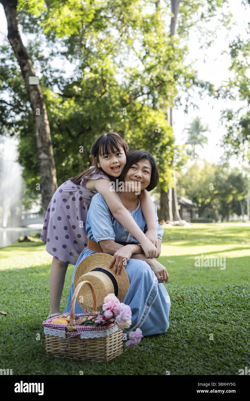Nonna felice con sua nipote che passa del tempo insieme al parco Foto Stock