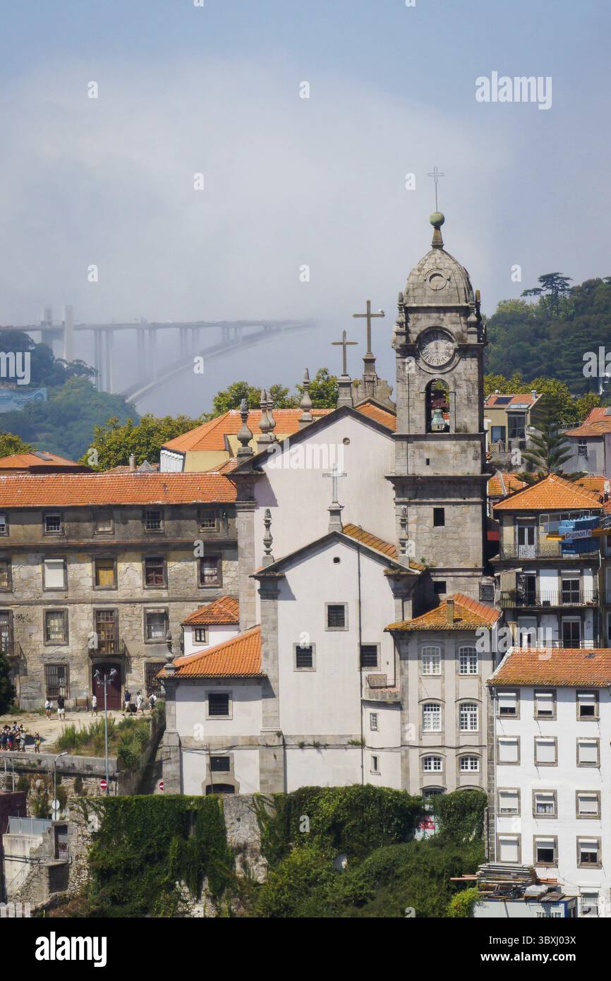 Vista alta sulla città di Porto, Portogallo Foto Stock