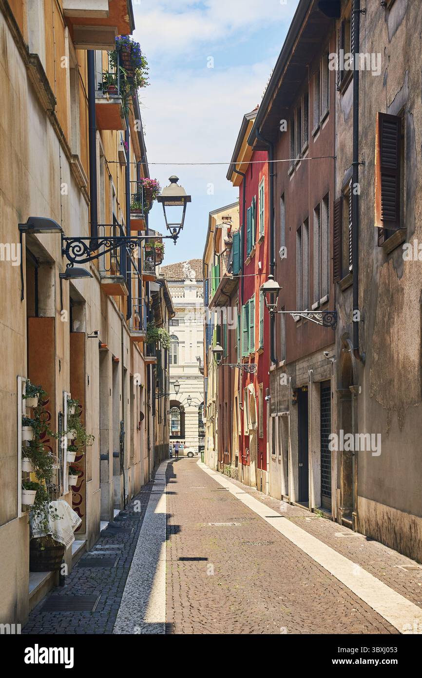 Bella strada stretta a Verona, nel nord Italia Foto Stock