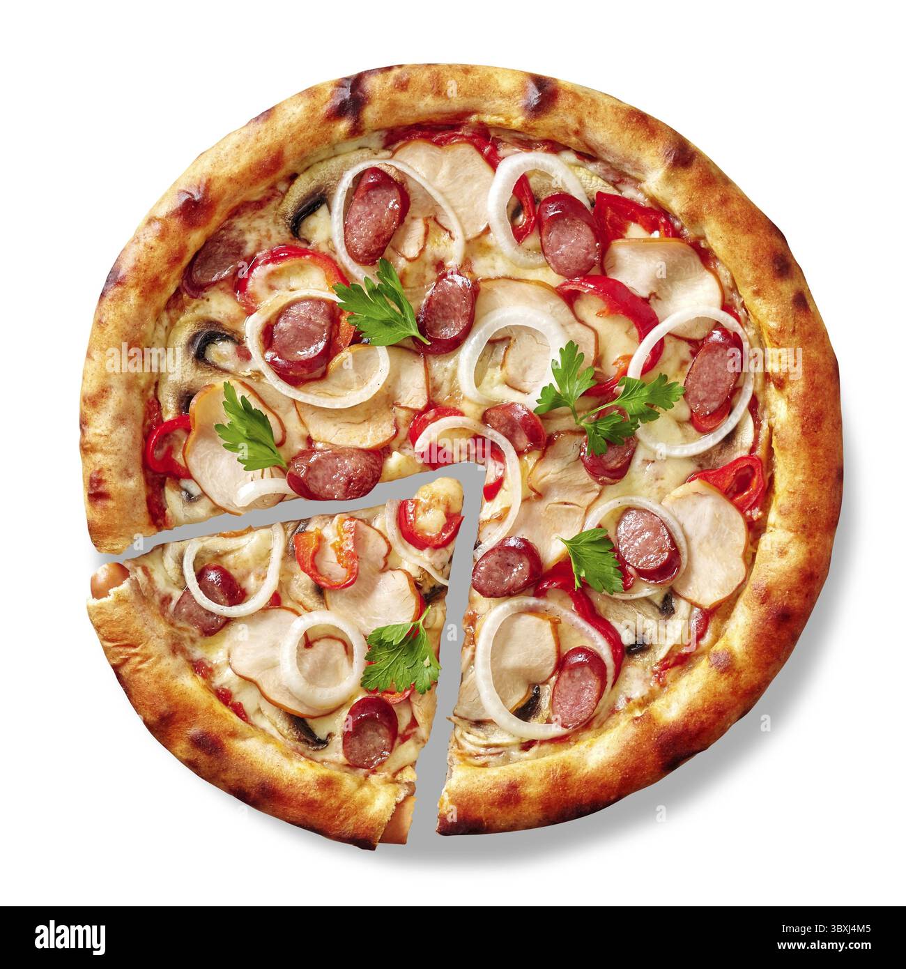 Vista dall'alto della pizza appetitosa a fette con crosta di salsicce viennesi ripiena e ripieno di pollo affumicato, salsicce di caccia, funghi, peperoni, oni Foto Stock
