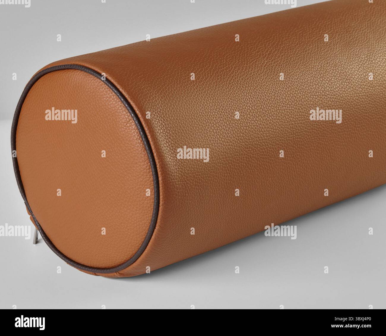 Cuscino di appoggio arancione in ecopelle, perfetto per aggiungere un tocco di stile e comfort a qualsiasi divano o letto Foto Stock