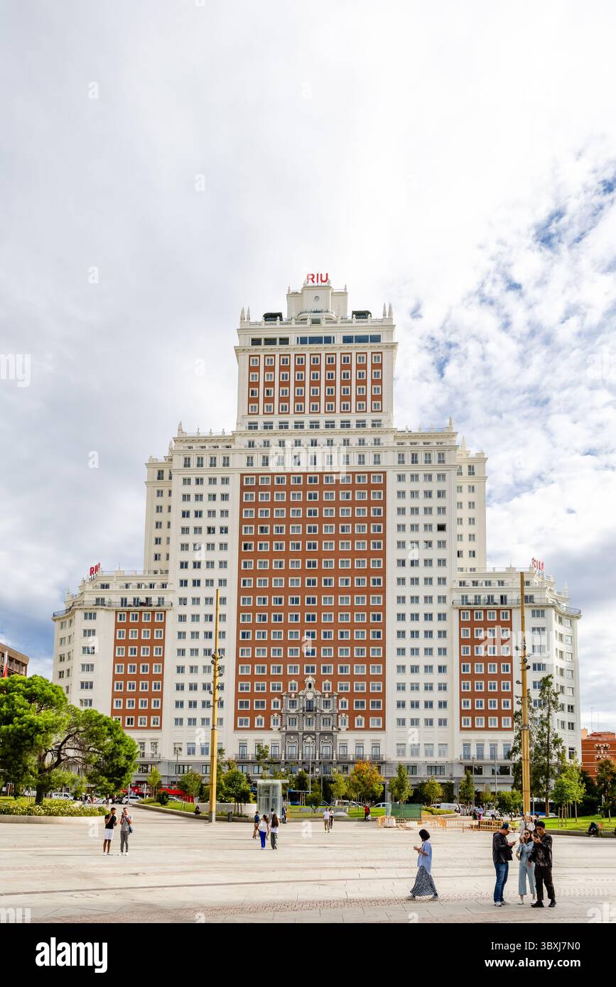 Dettagli dei diversi edifici che circondano Piazza Spagna a Madrid con persone che camminano per le sue strade a Madrid, Spagna Foto Stock