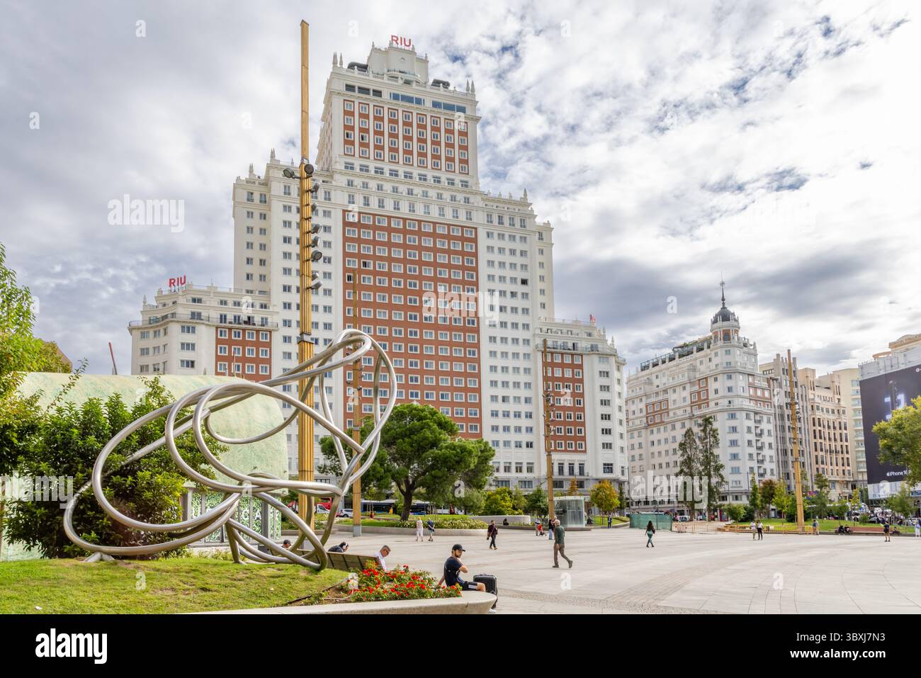 Dettagli dei diversi edifici che circondano Piazza Spagna a Madrid con persone che camminano per le sue strade a Madrid, Spagna Foto Stock