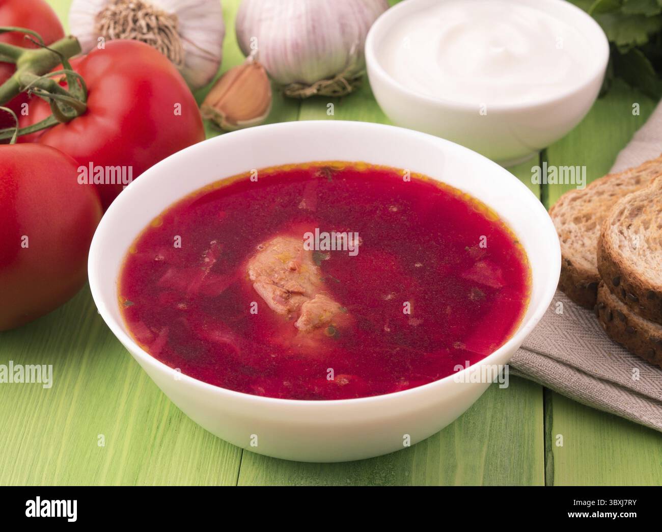 Borscht - una zuppa a base di barbabietola, ha un caratteristico colore rosso. Un piatto tradizionale degli slavi orientali, il primo pasto principale della a russa meridionale Foto Stock