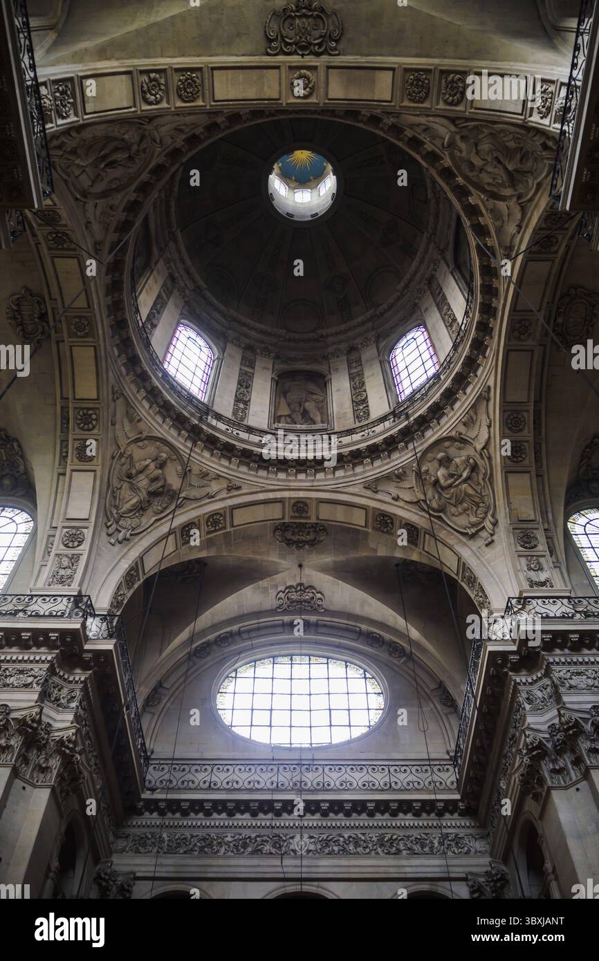 Architettura all'interno della Chiesa di San Paolo a Parigi Foto Stock