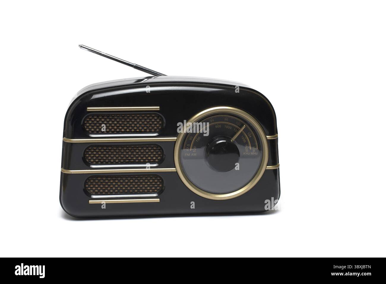 Primo piano della radio AM FM retrò vintage con antenna su sfondo bianco Foto Stock