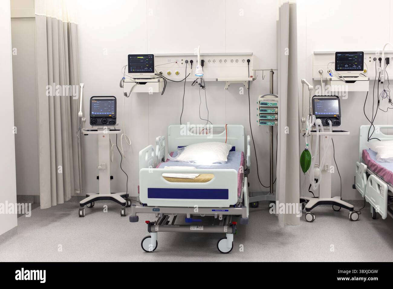 Mosca, regione di Mosca, Russia - 03.09.2023: Letto d'ospedale con monitor dei segni vitali in una sala medica ben attrezzata Foto Stock