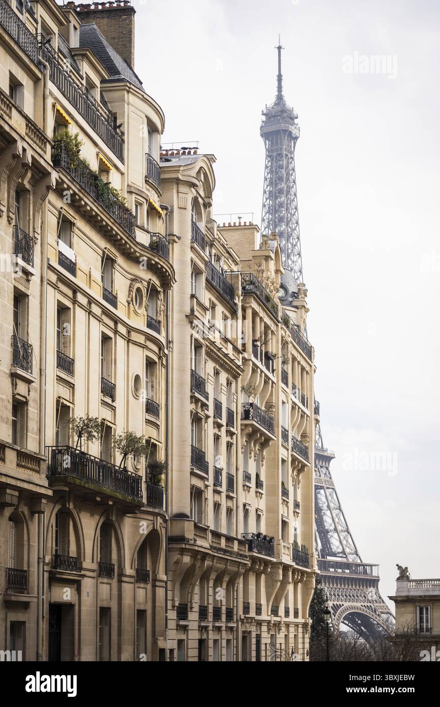 La Torre Eiffel si è rivelata dietro il magnifico edificio di Parigi - architettura parigina Foto Stock