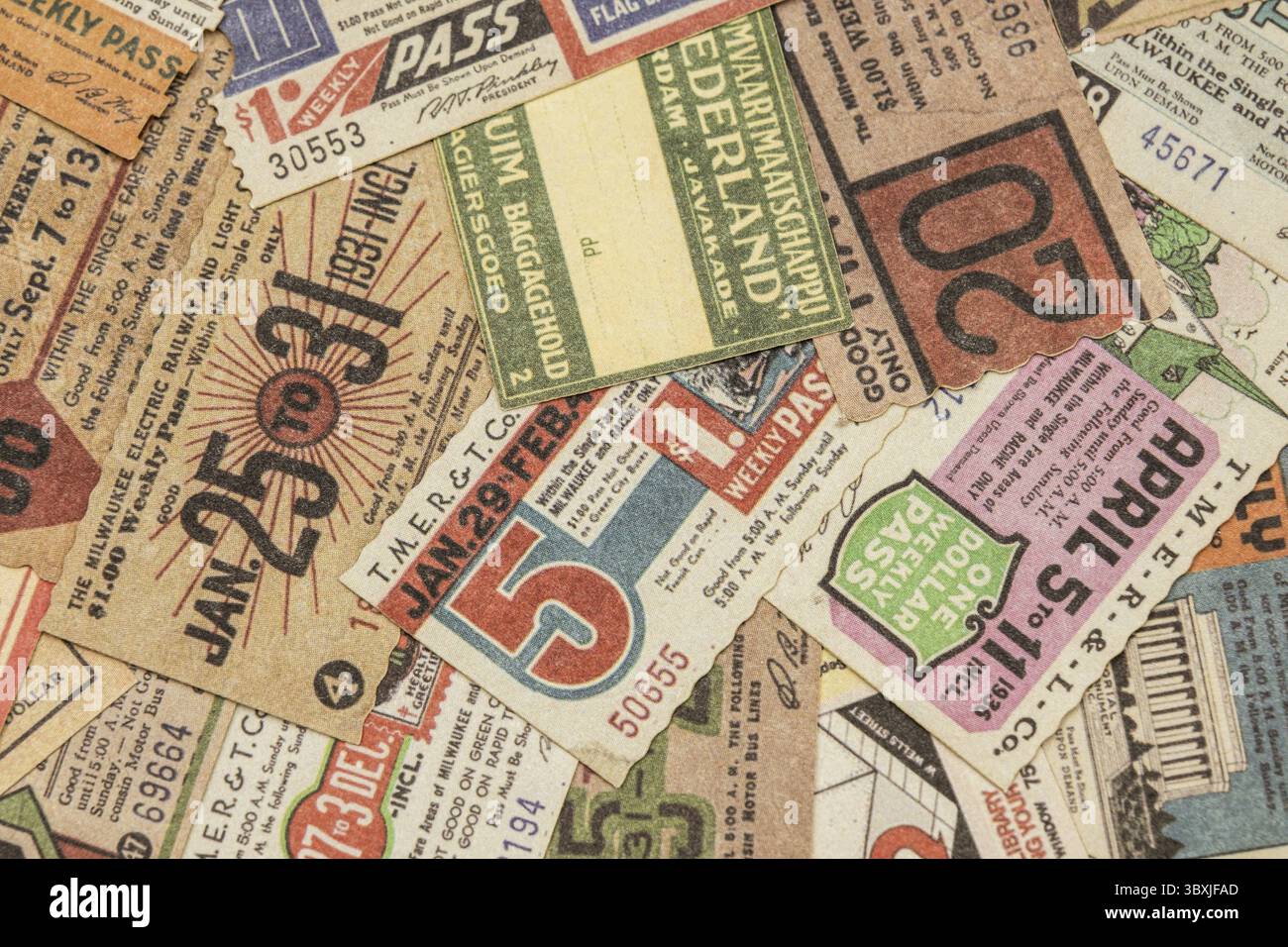 Biglietti vintage da tutto il mondo, cinema, concerti, trasporto, carte d'imbarco, carte della reception dell'hotel e altri documenti Foto Stock