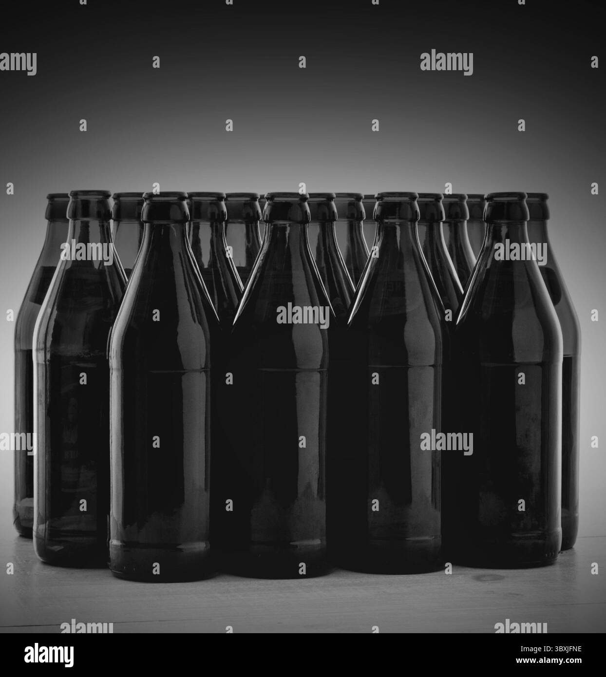 Decine di bottiglie di birra tedesche nere vuote come sfondo Foto Stock