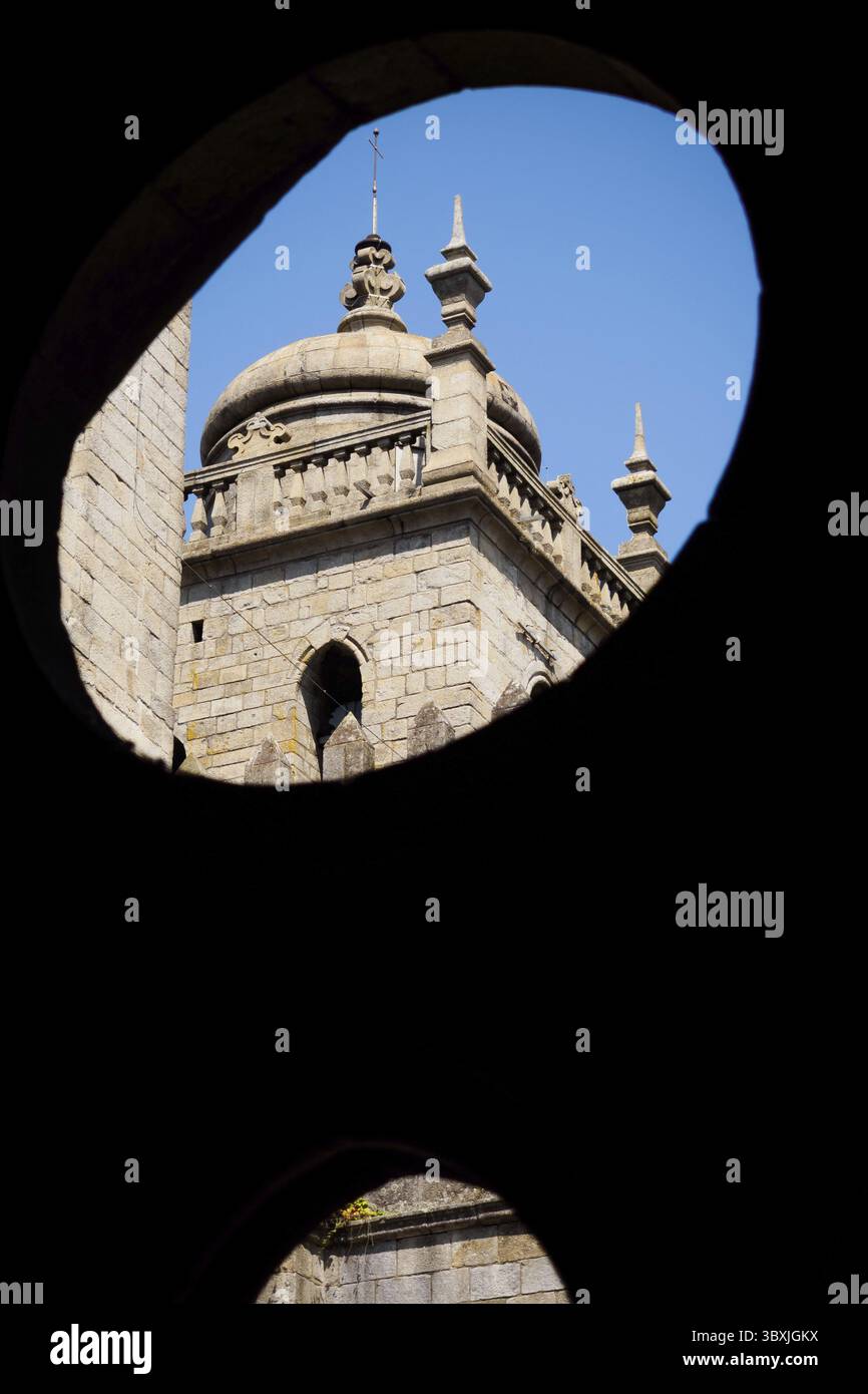 Torre della cattedrale se di Porto vista dai passaggi interni, Portogallo Foto Stock