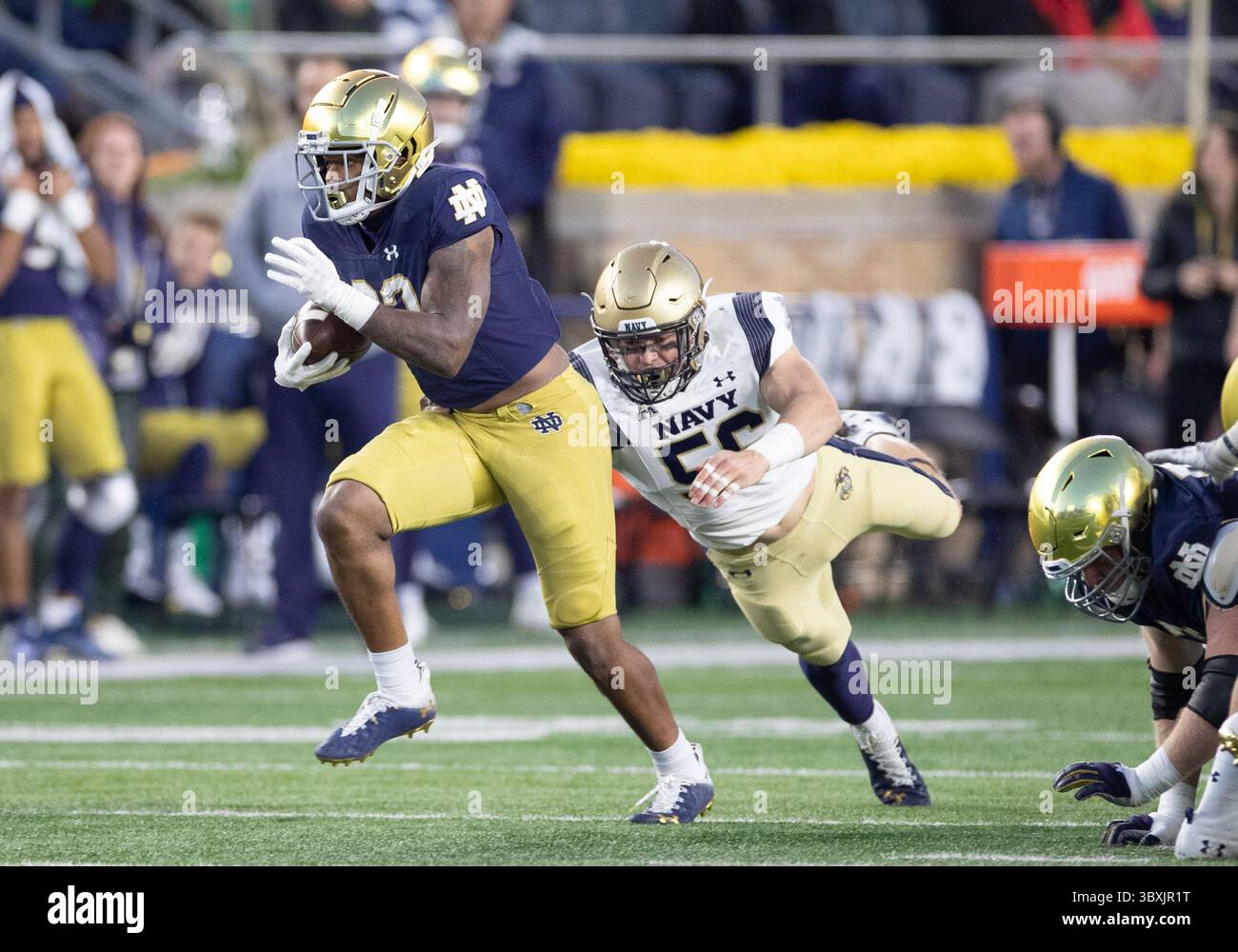 6 novembre 2021: Il running back di Notre Dame Logan Diggs (22) corre con la palla mentre il linebacker della Marina Max Sandlin (56) insegue durante la partita di calcio NCAA tra i Navy Midshipmen e i Notre Dame Fighting Irish al Notre Dame Stadium di South Bend, Indiana. Notre Dame ha battuto in finale Navy 34-6. John Mersits/CSM.(immagine di credito: &Copy; John Mersits/CSM tramite cavo ZUMA) Foto Stock