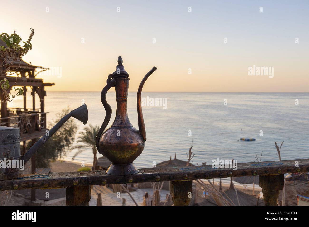 Caffè arabo orientale d'epoca. Luogo per rilassarsi sulla spiaggia di Ras Umm El Sid del Mar Rosso. Sharm El Sheikh, Egitto. Foto Stock
