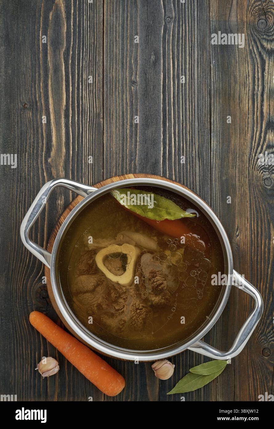 Dieta per brodo osseo Paleo, zuppa di carne di manzo. Cibo a basso contenuto di carboidrati, ricetta di cheto. Ricco brodo di lentezza su manzo e ossa, ebollizione prolungata. Cucina lunga io Foto Stock