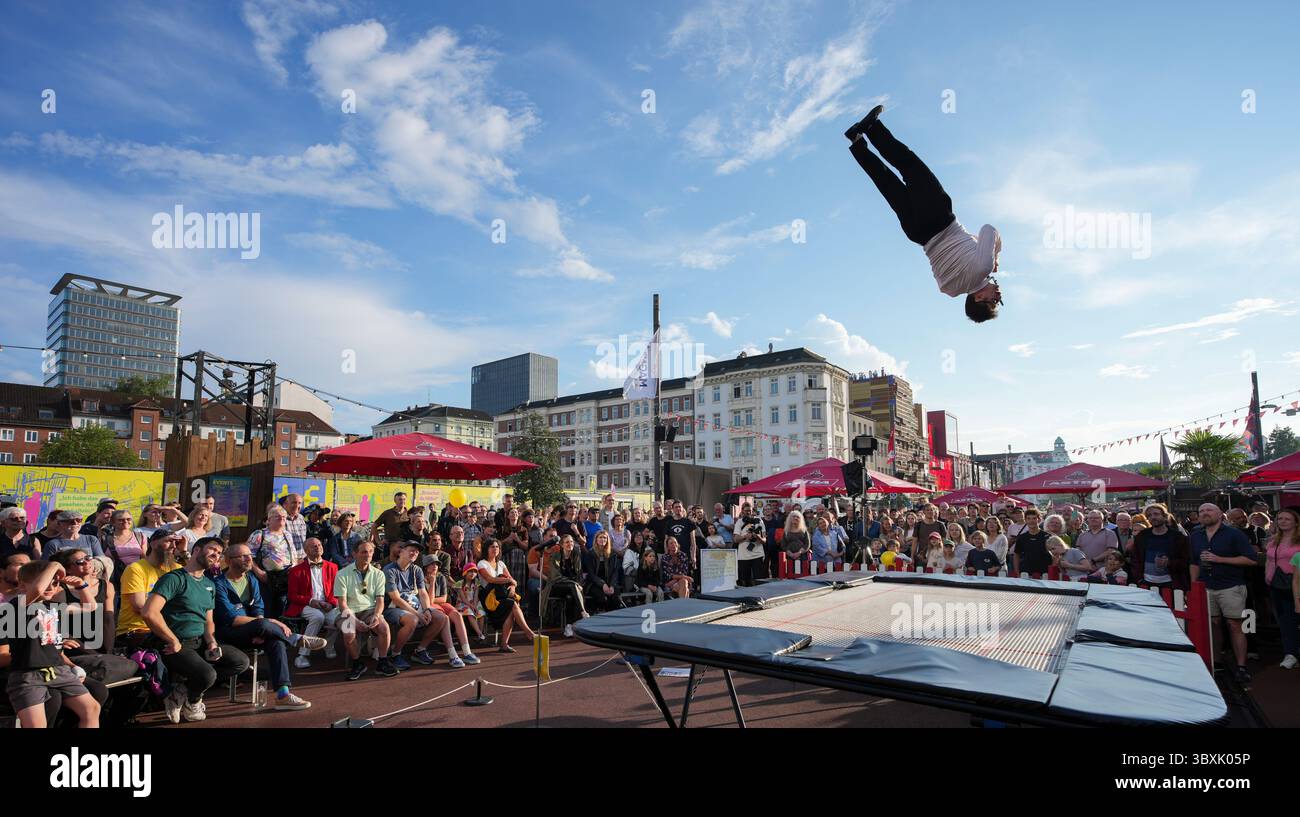 Amburgo, Germania. 18 luglio 2025. Angel de Miguel Garcia dalla Spagna presenta il suo spettacolo allo Spielbudenfestival 2025. Per la quinta volta, il festival del teatro di strada con arte, magia, umorismo e musica si svolge a Spielbudenplatz sulla Reeperbahn. Credito: Christian Charisius/dpa/Alamy Live News Foto Stock