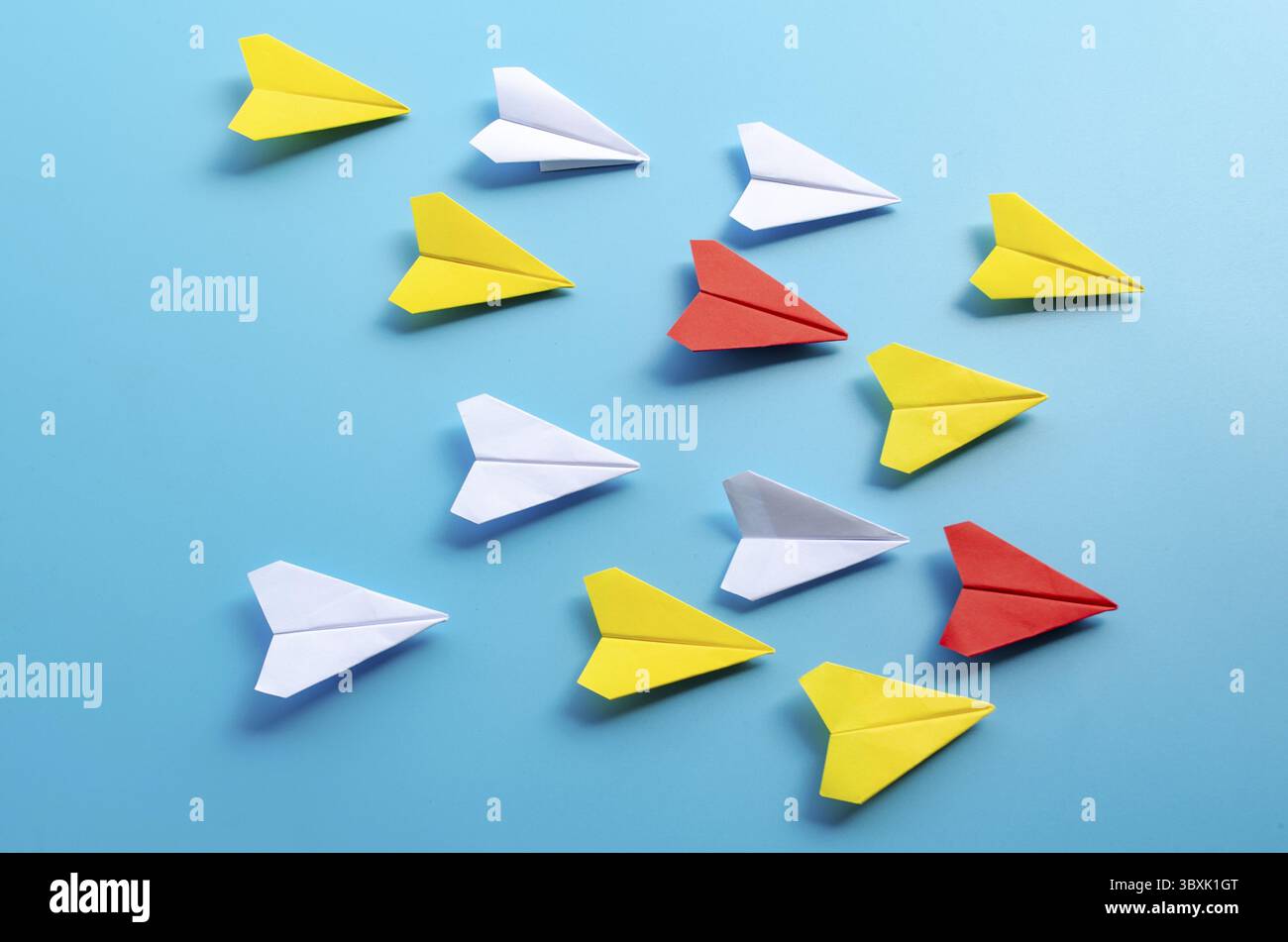 Vista dall'alto dell'aeroplano in carta origami colorata Foto Stock