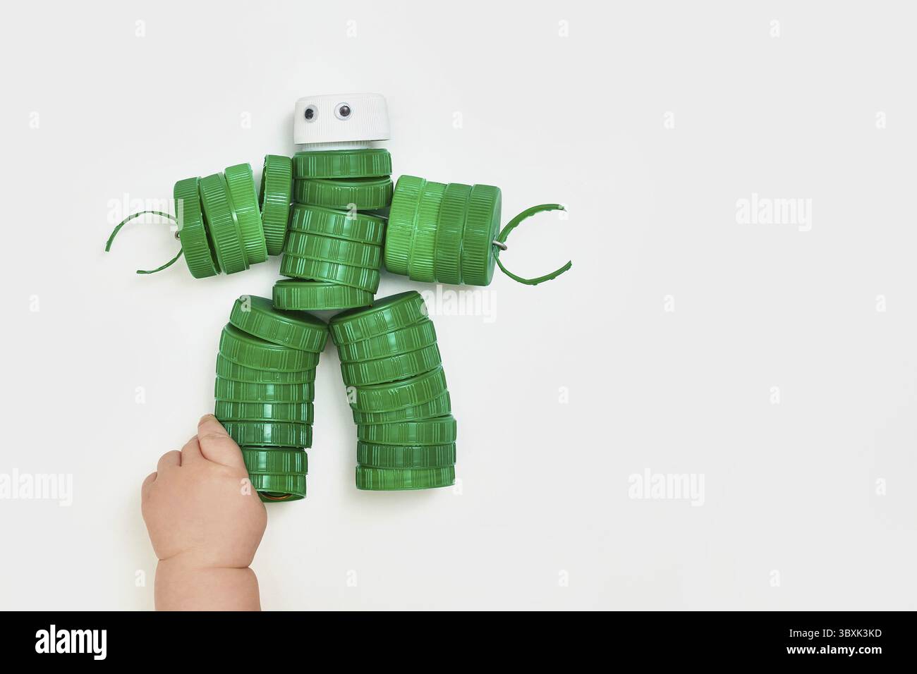 Zero sprechi, la seconda vita delle cose. Robot giocattolo in tappi di plastica Foto Stock