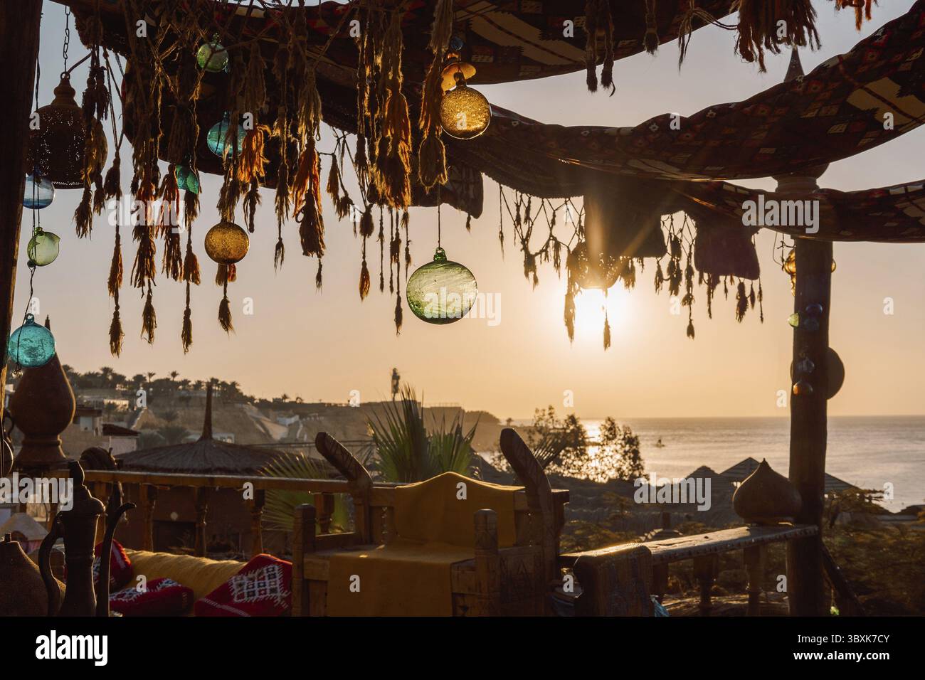 Caffè arabo orientale d'epoca. Luogo per rilassarsi sulla spiaggia di Ras Umm El Sid del Mar Rosso. Sharm El Sheikh, Egitto. Foto Stock