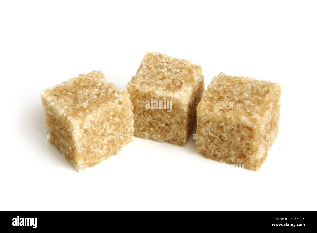 Zucchero di canna i cubi su sfondo bianco Foto Stock