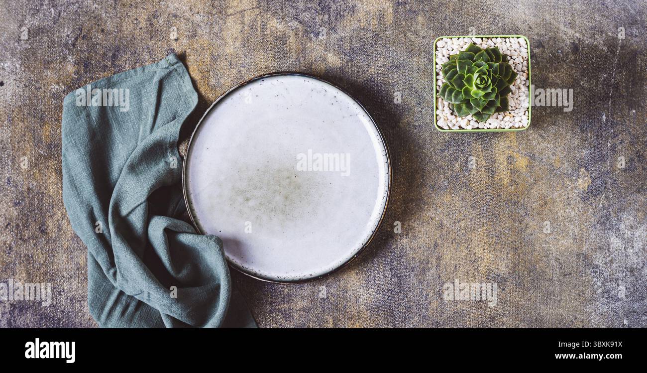 Cibo, piatto vuoto in ceramica, tovagliolo e vaschetta succulenta su banner Web con vista dall'alto e sfondo grigio testurizzato Foto Stock