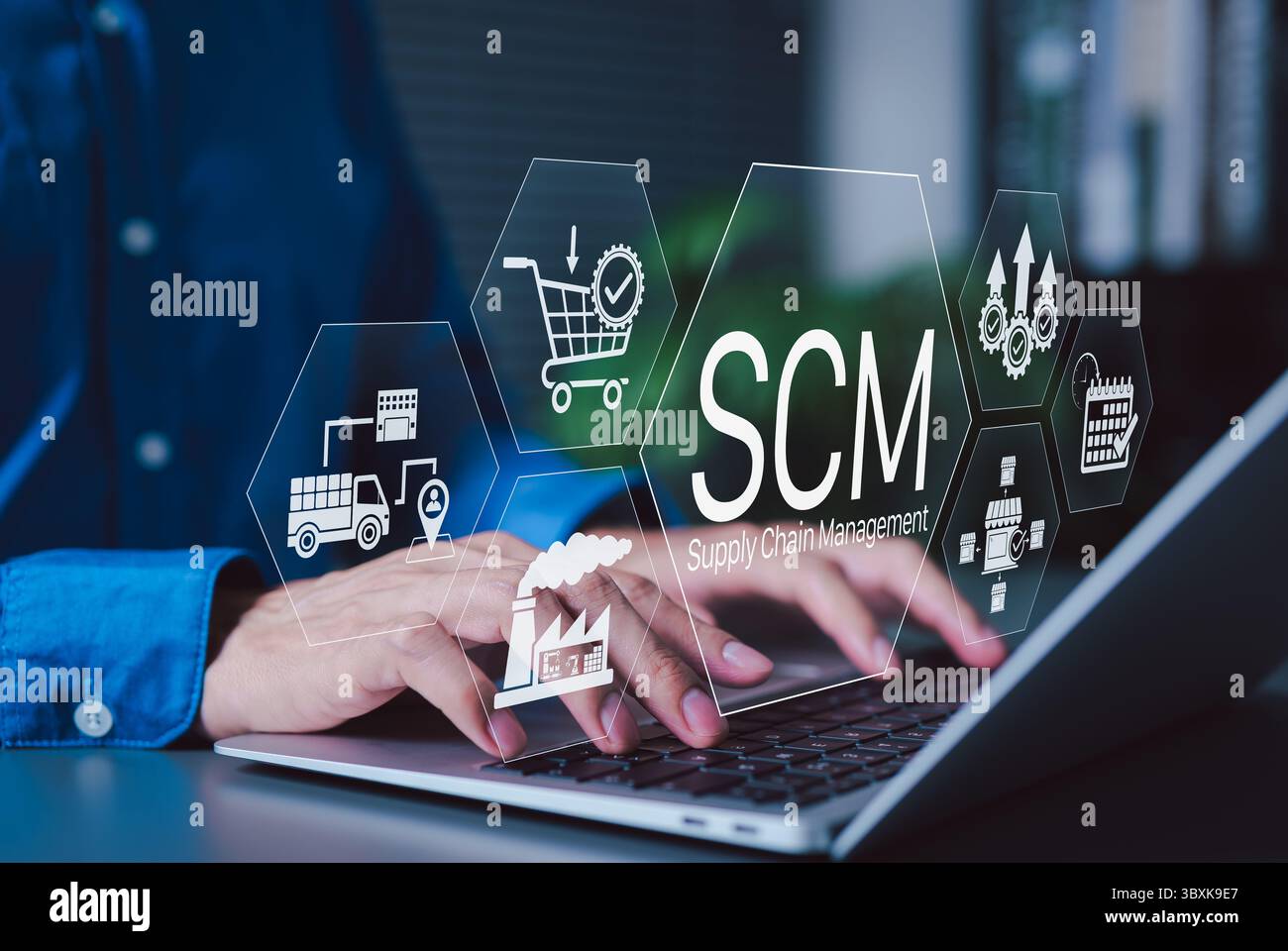 Concetto di sistema logistico e di gestione della catena di approvvigionamento. Persona che lavora su un laptop con icone che rappresentano la gestione della catena di approvvigionamento, la logistica e l'approvvigionamento Foto Stock