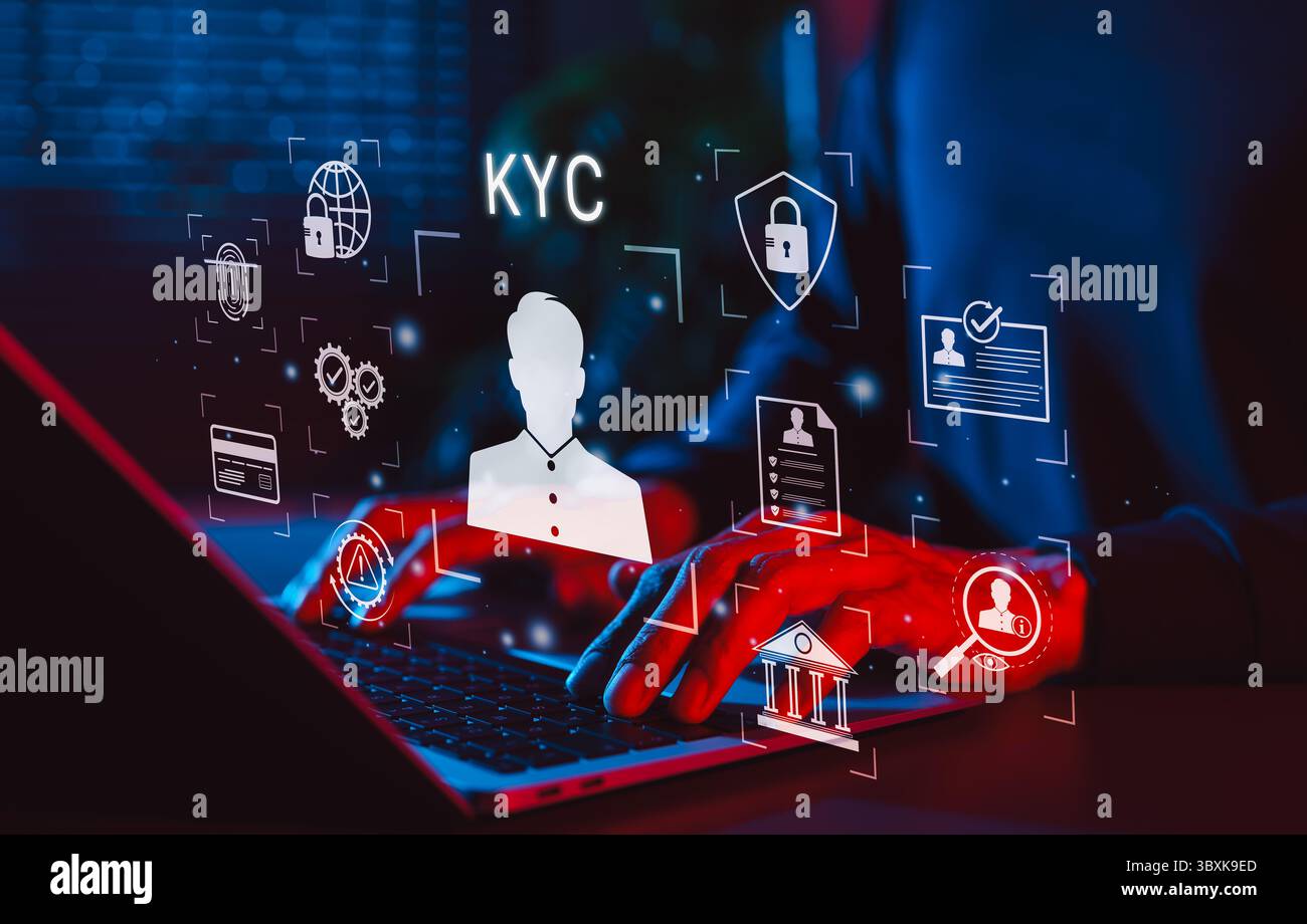 Concetto KYC Know Your Customer Identity Verification. Tipi di utenti su laptop con icone KYC, verifica dell'identità, autenticazione biometrica, dati Foto Stock