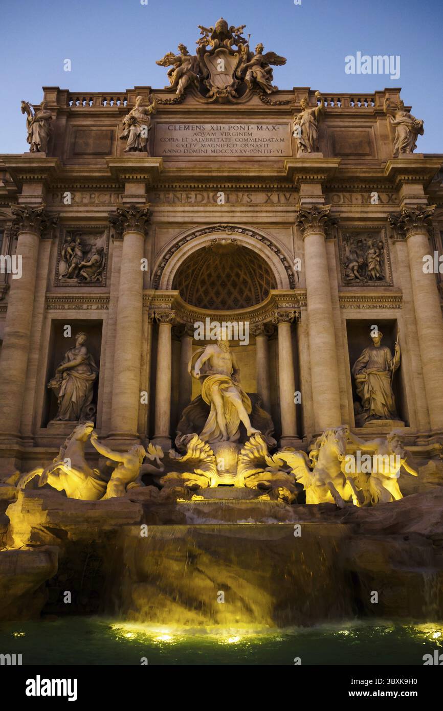 Fontana di Trevi alla fine della giornata a Roma, Italia Foto Stock
