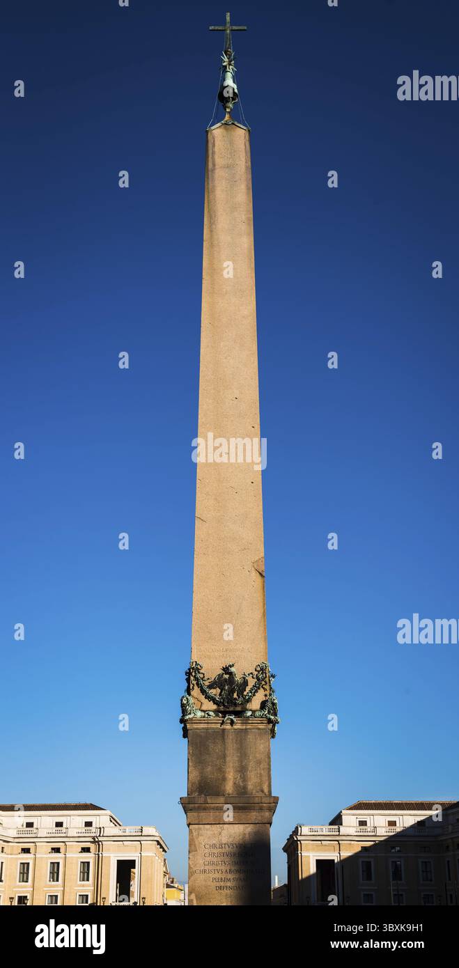 Panorama verticale dell'Obelisco in Piazza del Vaticano a Roma Foto Stock