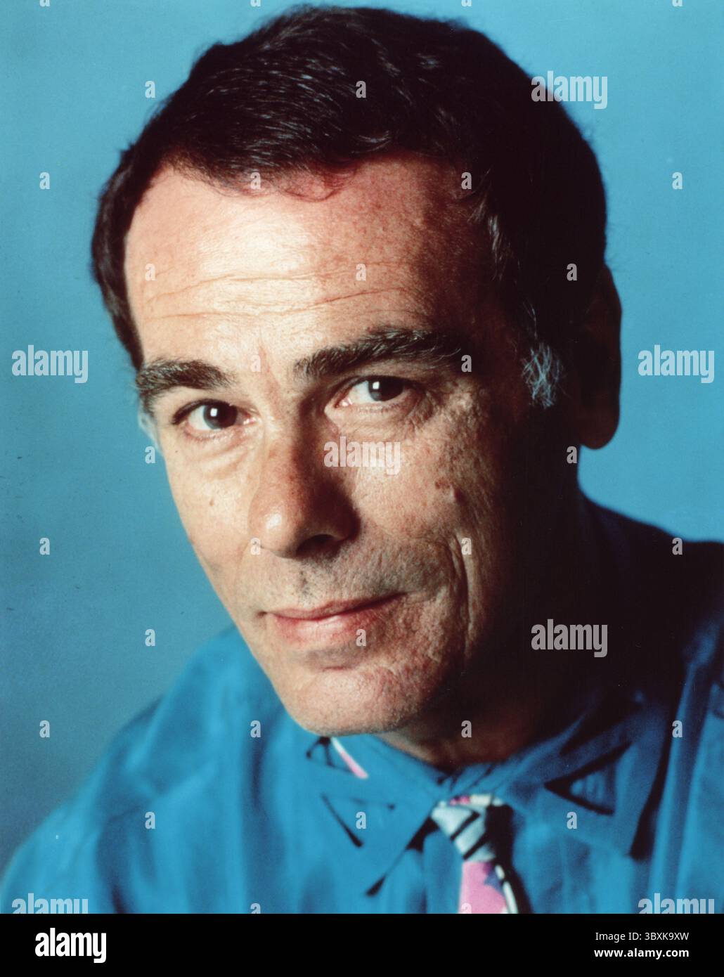 DEAN STOCKWELL (5 marzo 1936 - 7 novembre 2021) che ha iniziato la sua carriera di attore da bambino negli anni '1940 e in seguito ha avuto ruoli chiave in film come "A Long Day's Journey into Night" nel 1962 e "Blue Velvet" nel 1986, mentre ha anche lasciato il suo segno in televisione, in particolare nella serie di fantascienza "Quantum Leap", è morto domenica. Aveva 85 anni. FOTO DEL FILE: Ritratto DI DEAN STOCKWELL in Blue Shirt, circa 1980 (Immagine di credito: © Movie Star News via ZUMA Press Wire Service) Foto Stock