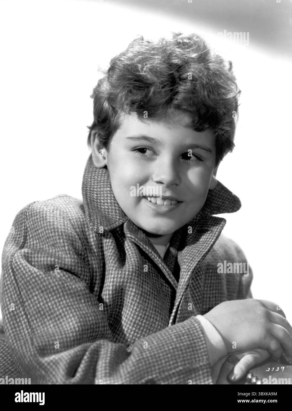 DEAN STOCKWELL (5 marzo 1936 - 7 novembre 2021) che ha iniziato la sua carriera di attore da bambino negli anni '1940 e in seguito ha avuto ruoli chiave in film come "A Long Day's Journey into Night" nel 1962 e "Blue Velvet" nel 1986, mentre ha anche lasciato il suo segno in televisione, in particolare nella serie di fantascienza "Quantum Leap", è morto domenica. Aveva 85 anni. FOTO DI FILE: DEAN STOCKWELL in una pubblicità ancora per il film, ''Home Sweet Homicide'', MGM, 1946. (Immagine di credito: © JT Vintage/Glasshouse via ZUMA Wire) Foto Stock