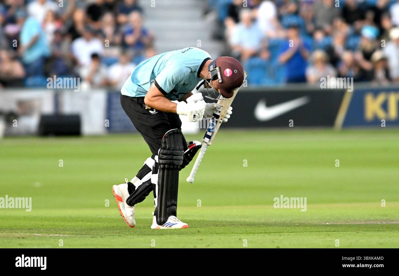 Hove UK 18 luglio 2025 - Will Jacks of Surrey celebra il suo secolo contro i Sussex Sharks durante la partita di cricket T20 Vitality Blast mon Dack /TPI/ Alamy Live News Foto Stock