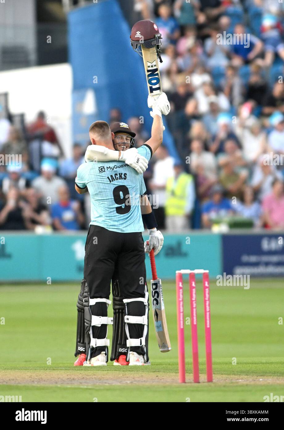 Hove UK 18 luglio 2025 - Will Jacks of Surrey celebra il suo secolo contro i Sussex Sharks durante la partita di cricket T20 Vitality Blast mon Dack /TPI/ Alamy Live News Foto Stock
