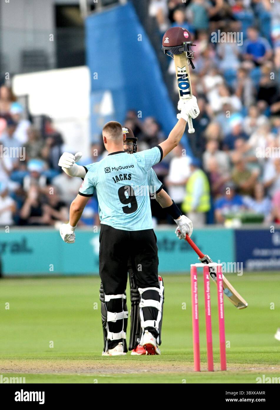 Hove UK 18 luglio 2025 - Will Jacks of Surrey celebra il suo secolo contro i Sussex Sharks durante la partita di cricket T20 Vitality Blast mon Dack /TPI/ Alamy Live News Foto Stock
