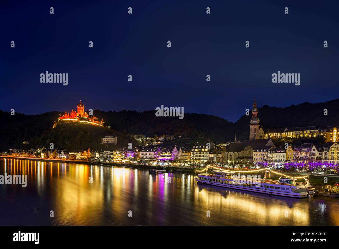 La pittoresca cittadina di Cochem, in Germania, brilla di notte nel cuore della valle della Mosella. Cochem offre una magica miscela di fascino medievale, vigneti Foto Stock