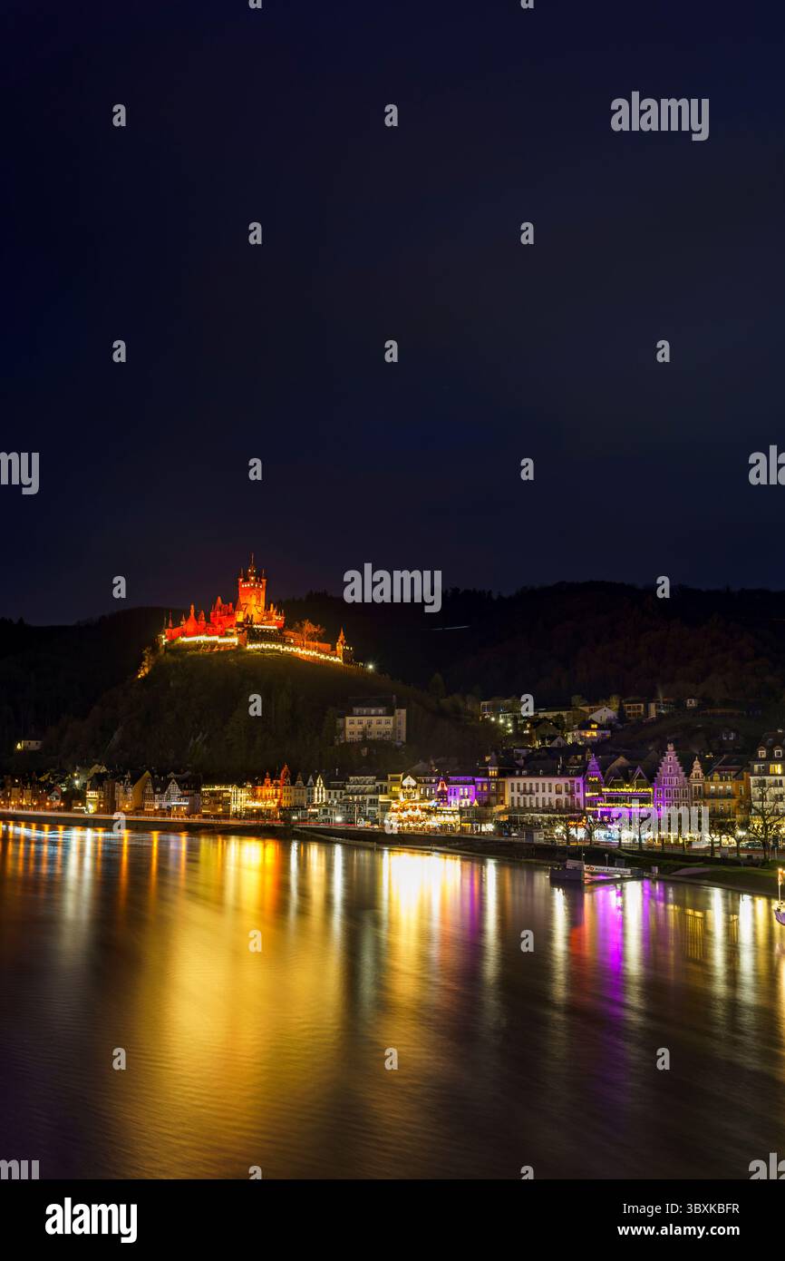 La pittoresca cittadina di Cochem, in Germania, brilla di notte nel cuore della valle della Mosella. Cochem offre una magica miscela di fascino medievale, vigneti Foto Stock