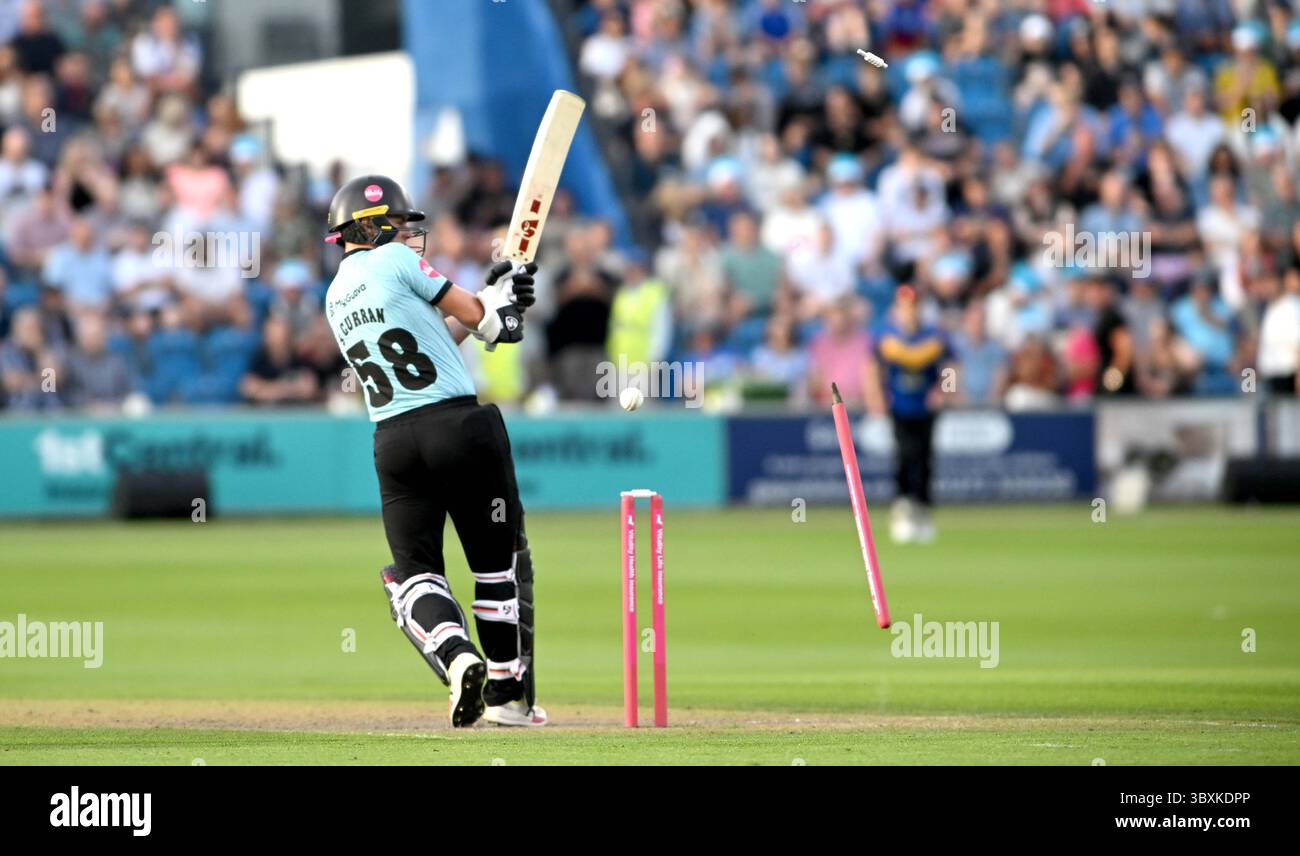 Hove UK 18 luglio 2025 - Sam Curran del Surrey viene sconfitto da Henry Crocombe dei Sussex Sharks per 14 corse durante la partita di cricket T20 Vitality Blast tra Sussex Sharks e Surrey al 1st Central County Ground di Hove: Credit Simon Dack /TPI/ Alamy Live News Foto Stock