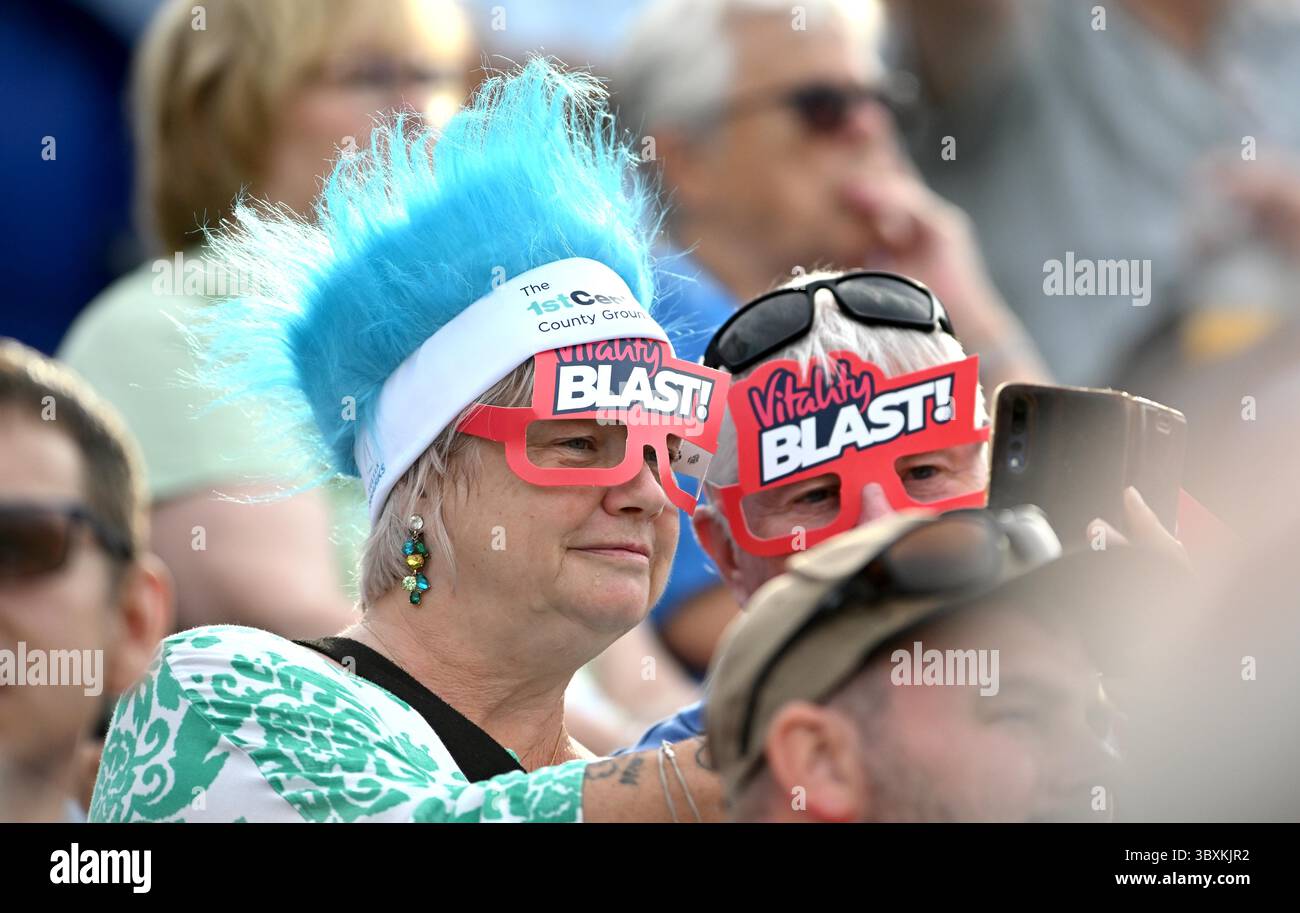 Hove UK 18 luglio 2025 - Una folla numerosa che guarda la partita di cricket T20 Vitality Blast tra Sussex Sharks e Surrey al 1° Central County Ground di Hove: Credit Simon Dack /TPI/ Alamy Live News Foto Stock
