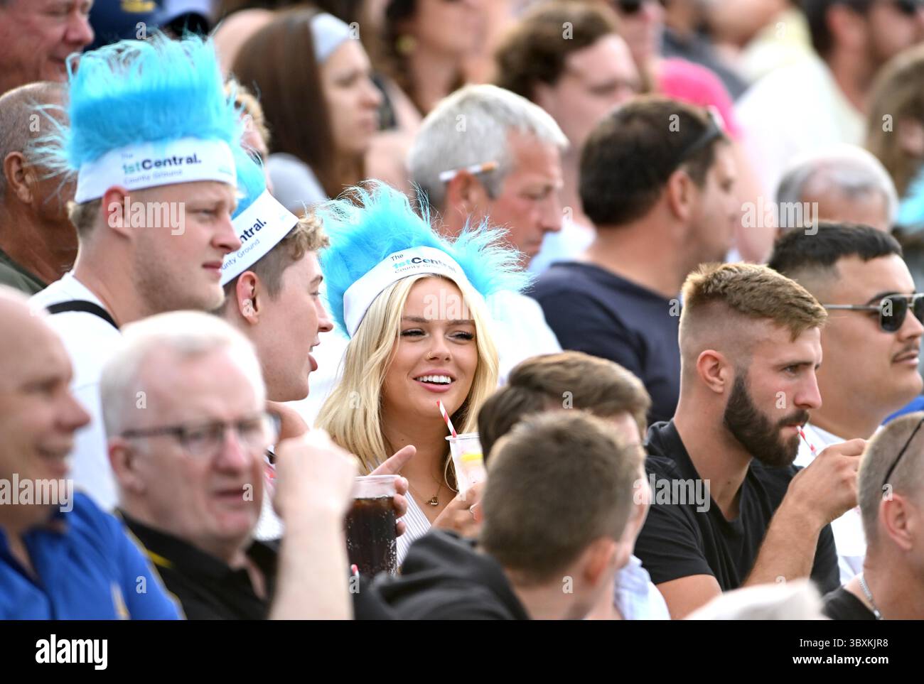 Hove UK 18 luglio 2025 - Una folla numerosa che guarda la partita di cricket T20 Vitality Blast tra Sussex Sharks e Surrey al 1° Central County Ground di Hove: Credit Simon Dack /TPI/ Alamy Live News Foto Stock